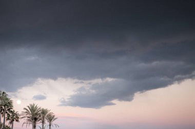 günbatımı moon ile