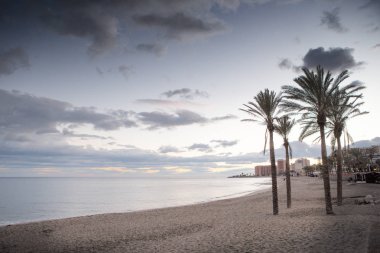 İspanya'da bir plajda gün batımı