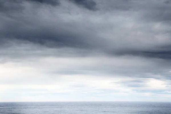 Dramatischer Himmel und Ozean — Stockfoto