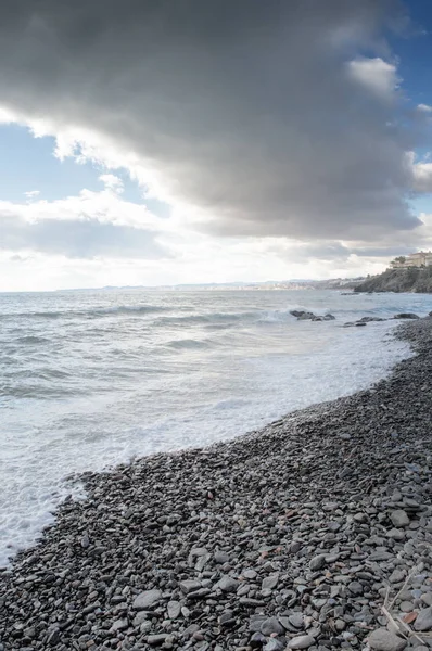Bryta vågor på en stenig strand — Stockfoto