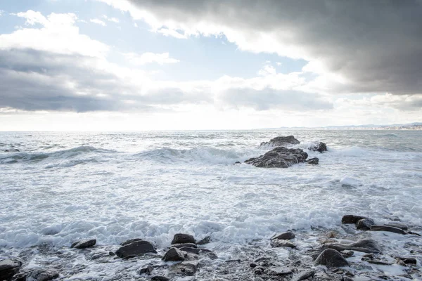 Breaking waves on a stony beach — Stock Photo, Image