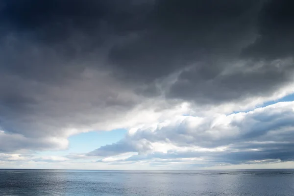 Dramatischer Himmel und Ozean — Stockfoto