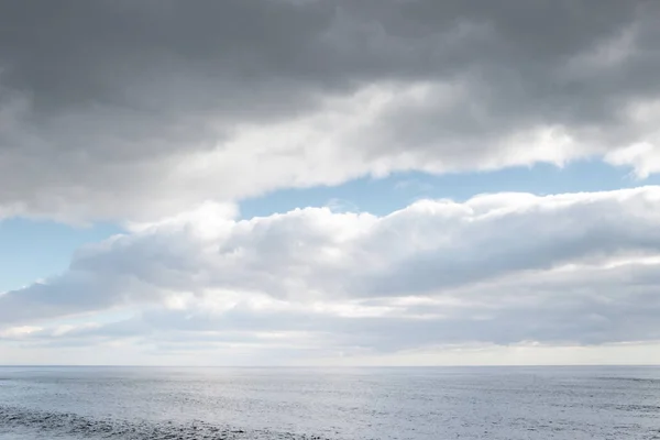 戏剧性的天空和海洋 — 图库照片