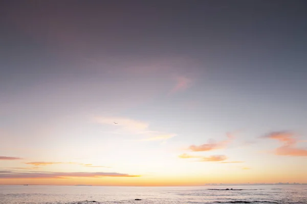 Солнце, поднимающееся над морем — стоковое фото