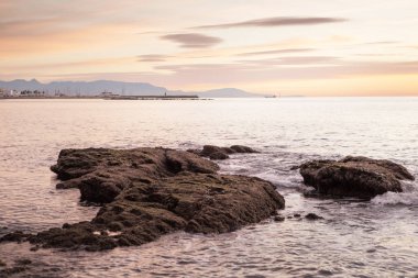 İspanya'da deniz üzerinde gündoğumu