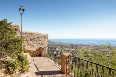 Dağın tepesindeki avluda.