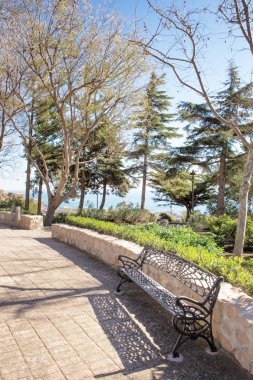 Dağın tepesindeki avluda.