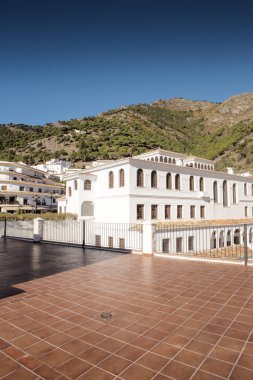 Güneşin altında geniş bir yer