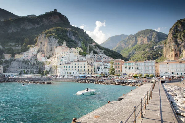 Paisagem urbana de amalfi contra o pano de fundo da montanha — Fotografia de Stock