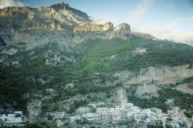  Alamfi 'nin kıyı şeridi boyunca dağ manzarası
