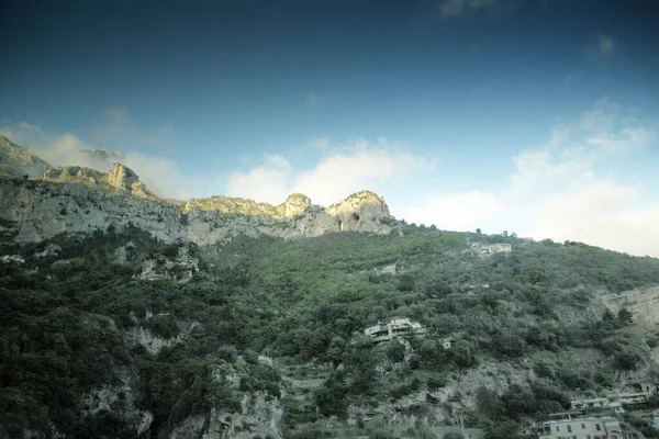 Bergzicht langs de kust van amalfi — Stockfoto