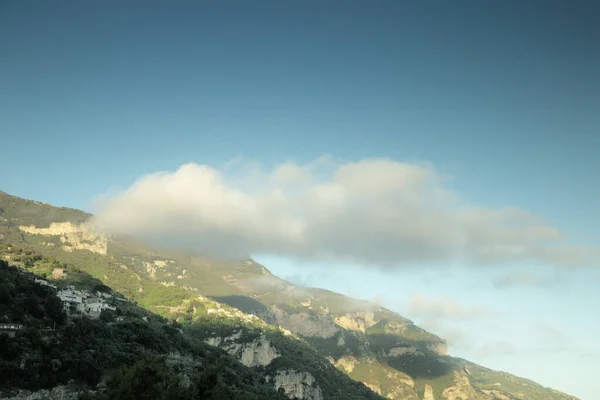 Vista de la montaña a lo largo de la costa de amalfi — Foto de Stock