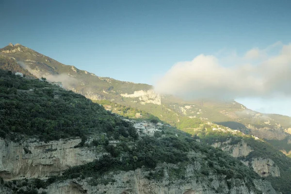 Vista de la montaña a lo largo de la costa de amalfi — Foto de Stock