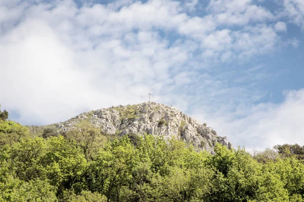 Náboženský kříž na vrcholu hory — Stock fotografie