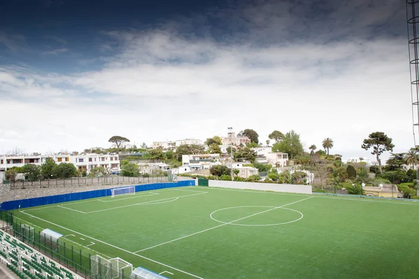 Grand terrain de football dans la ville de capri italie — Photo