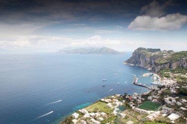 Capri 'deki ana limanın manzara görüntüsü