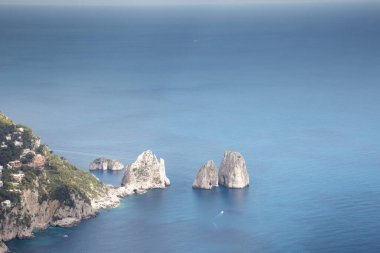 Capri 'deki dağların tepesinde