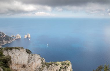 Capri 'deki dağların tepesinde
