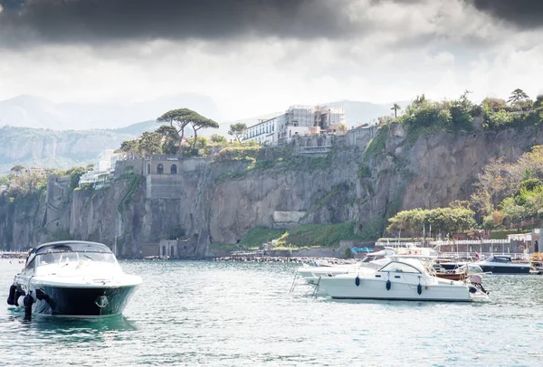 Порт Сорренто в Италии — стоковое фото