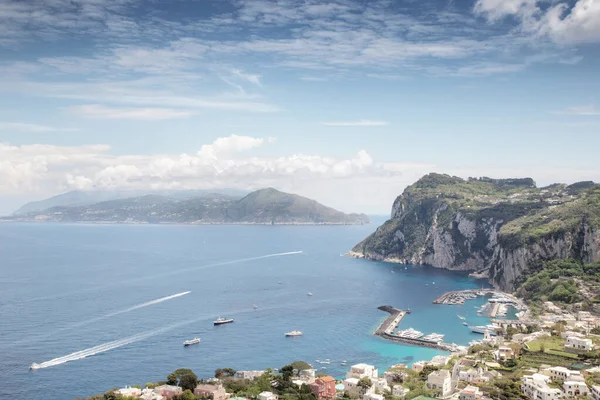 Landschap beeld van de belangrijkste haven in capri — Stockfoto