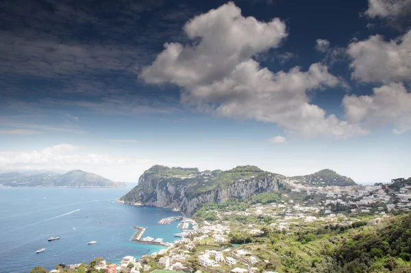 Landschap beeld van de belangrijkste haven in capri — Stockfoto