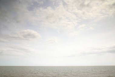 İngiltere 'de sakin ve bulutlu bir günde denize bakan deniz manzarası