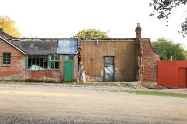 Tamire ihtiyacı olan terk edilmiş eski bir bina.