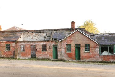 Tamire ihtiyacı olan terk edilmiş eski bir bina.