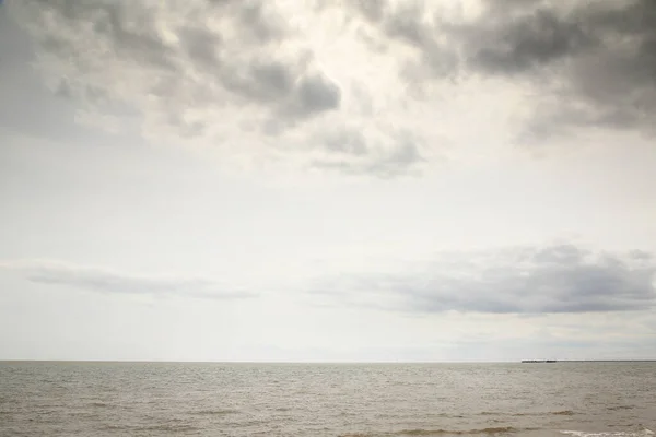 Ngiltere Sakin Bulutlu Bir Günde Denize Bakan Deniz Manzarası — Stok fotoğraf