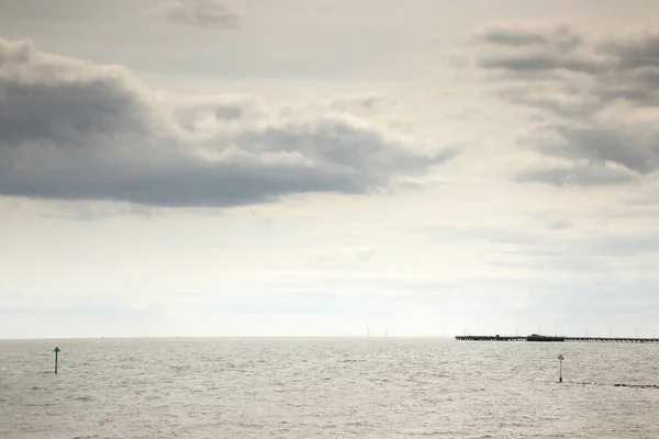 Imagem Paisagem Marinha Olhando Para Mar Dia Calmo Nublado Inglaterra — Fotografia de Stock