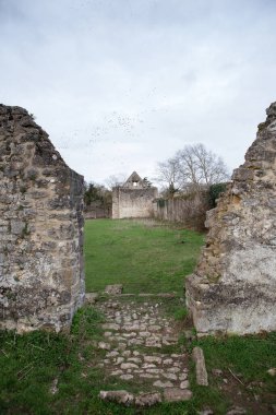Godstow Manastırı harabeleri, Godstow Nunnery olarak da bilinir, Godstow 'daki Thames nehrinin kıyısındaki bir çayırda durur.