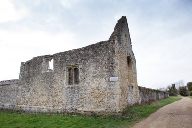 Godstow Manastırı harabeleri, Godstow Nunnery olarak da bilinir, Godstow 'daki Thames nehrinin kıyısındaki bir çayırda durur.