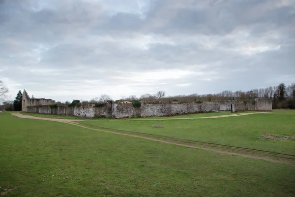 戈多斯多修道院 Godstow Nunnery 的废墟 也被称为戈多斯多修道院 Godstow Nunnery 位于戈多斯多河边的一片草地上 — 图库照片