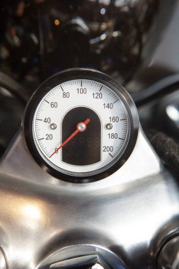 Motosikletteki hız göstergesi aramasının detaylı görüntüsünü kapat