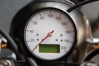 Motosikletteki hız göstergesi aramasının detaylı görüntüsünü kapat