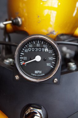 Motosikletteki hız göstergesi aramasının detaylı görüntüsünü kapat