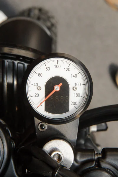 バイクの速度計の文字盤の詳細画像を閉じて — ストック写真