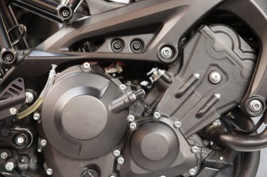 Yamaha motosiklet motorunun detaylı görüntüsünü kapat