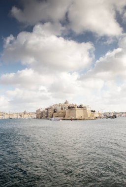 Grand Harbour 'un deniz manzarası Malt' ta Kasaba Senglea 'nın ortasında