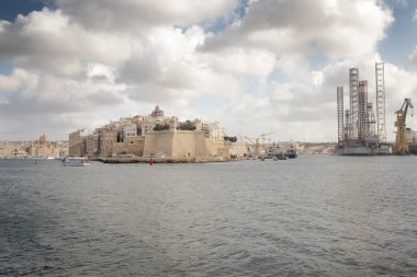 Grand Harbour 'un deniz manzarası Malt' ta Kasaba Senglea 'nın ortasında