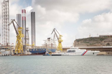 Büyük limandaki Malta 'daki gemi tersanesi.
