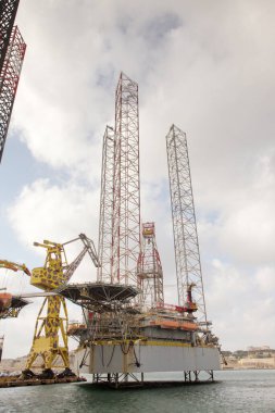 Büyük limandaki Malta 'daki gemi tersanesi.