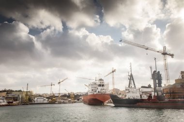 Büyük limandaki Malta 'daki gemi tersanesi.