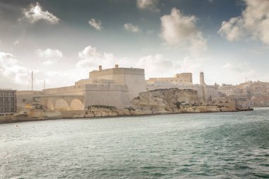 Malta 'daki Saint Angelo Kalesi' nin deniz manzarası. Büyük limanda denize çekildi.