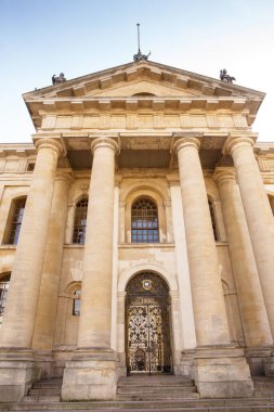 Oxford şehrinin merkezindeki Clarendon binasının ön girişi.
