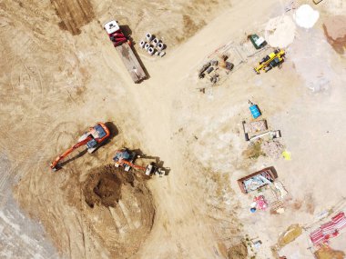 Bir inşaat sahasında makine inşa etmenin yukarıdan görüntüsü