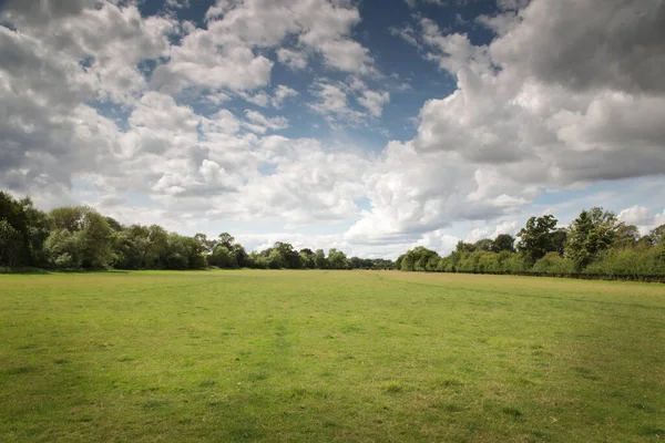 イギリスのバンベリーのすぐ南にあるオックスフォードシャー村のアドダーベリー円形散歩で撮影された風景 — ストック写真