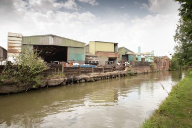 Oxfordshire İngiltere 'sindeki Banbury şehrinin hemen dışındaki bir kanalda sanayi bölgesi.