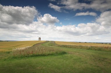 Chesterton Yel Değirmeni 'nin, Warwickshire İngiltere' de kemerli bir üssü olan alışılmadık taş bir yel değirmeni manzarası.