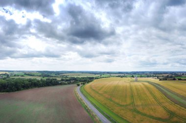 Warwickshire İngiltere 'sinde kemerli bir üssü olan sıradışı taş kule yel değirmeni ile Chesterton Yel değirmeni panoramik hava manzarası